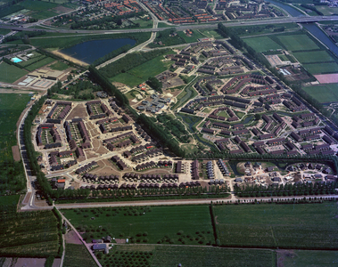 835189 Luchtfoto van de wijk Het Monnikenhof te Vianen (Zuid-Holland).